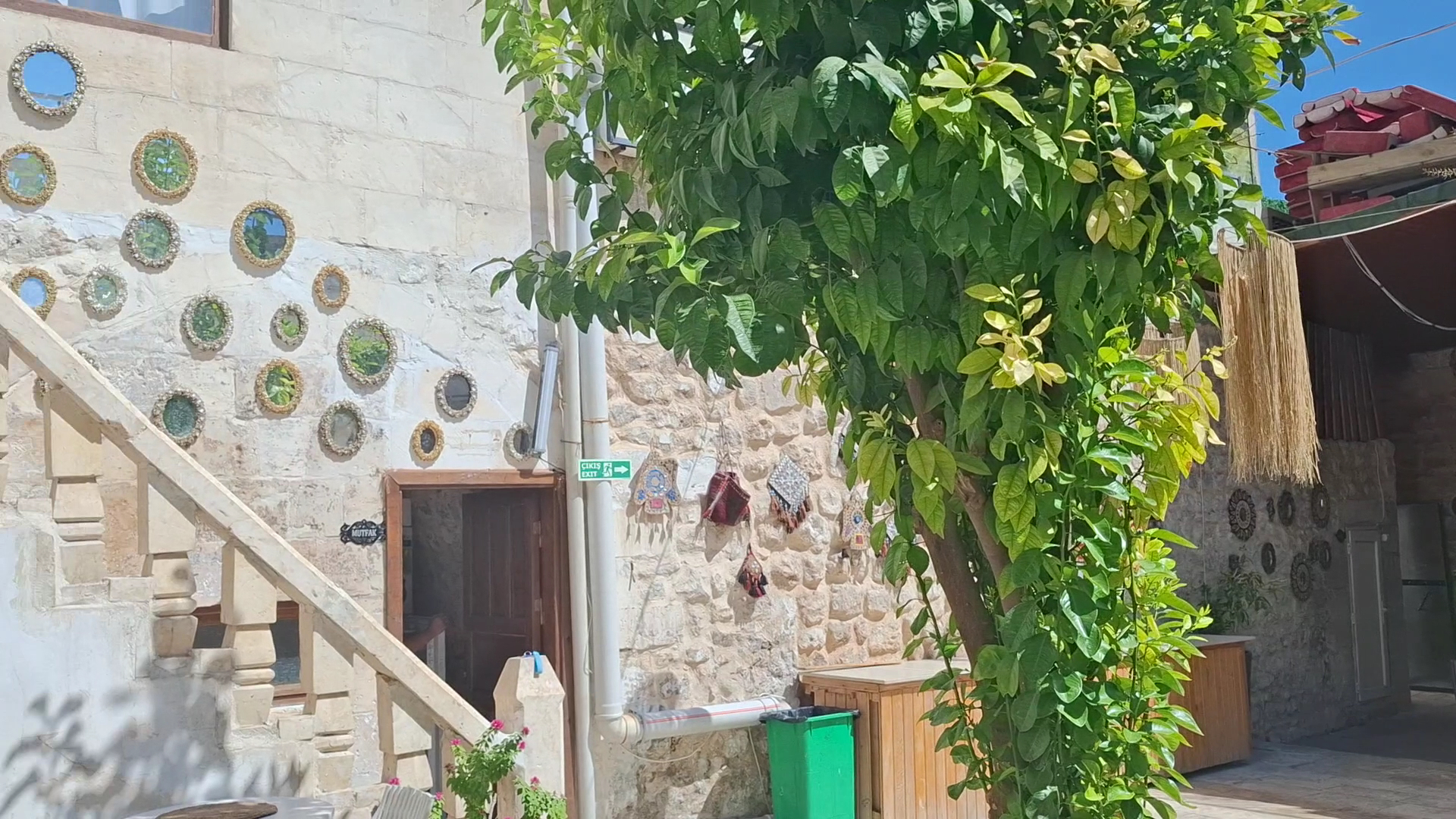 Taştepeler Hotel odasında sakin bir yatak ve taş duvar detayı