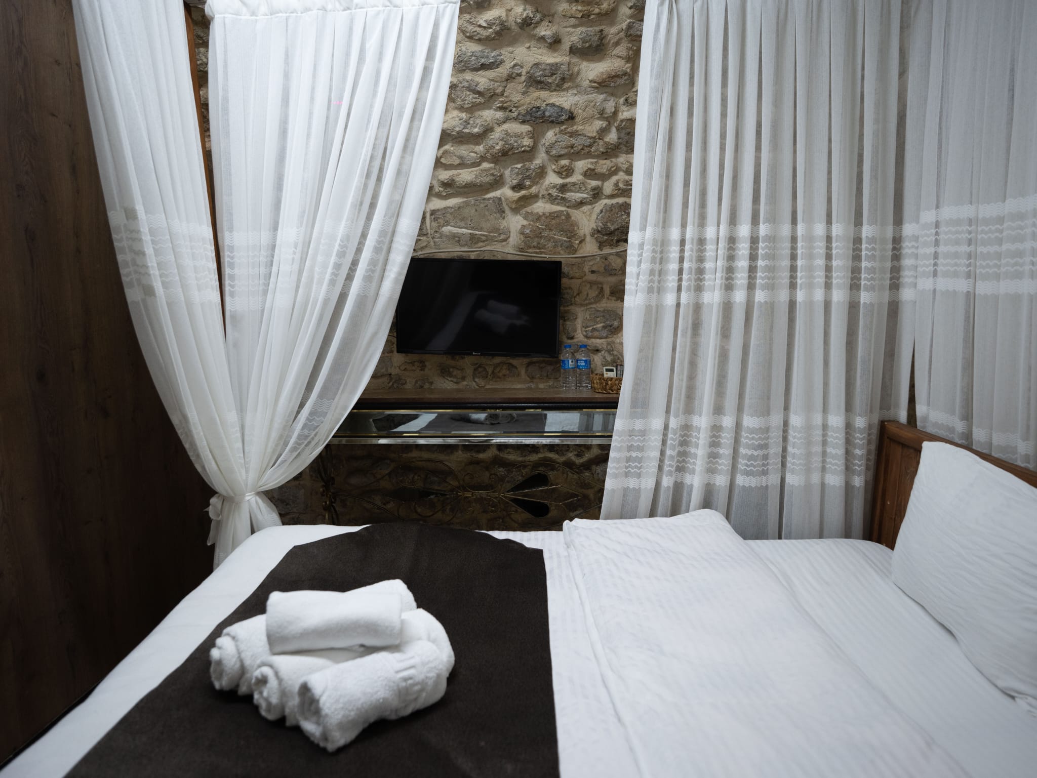 Taştepeler Hotel odasında pencere ve yatak