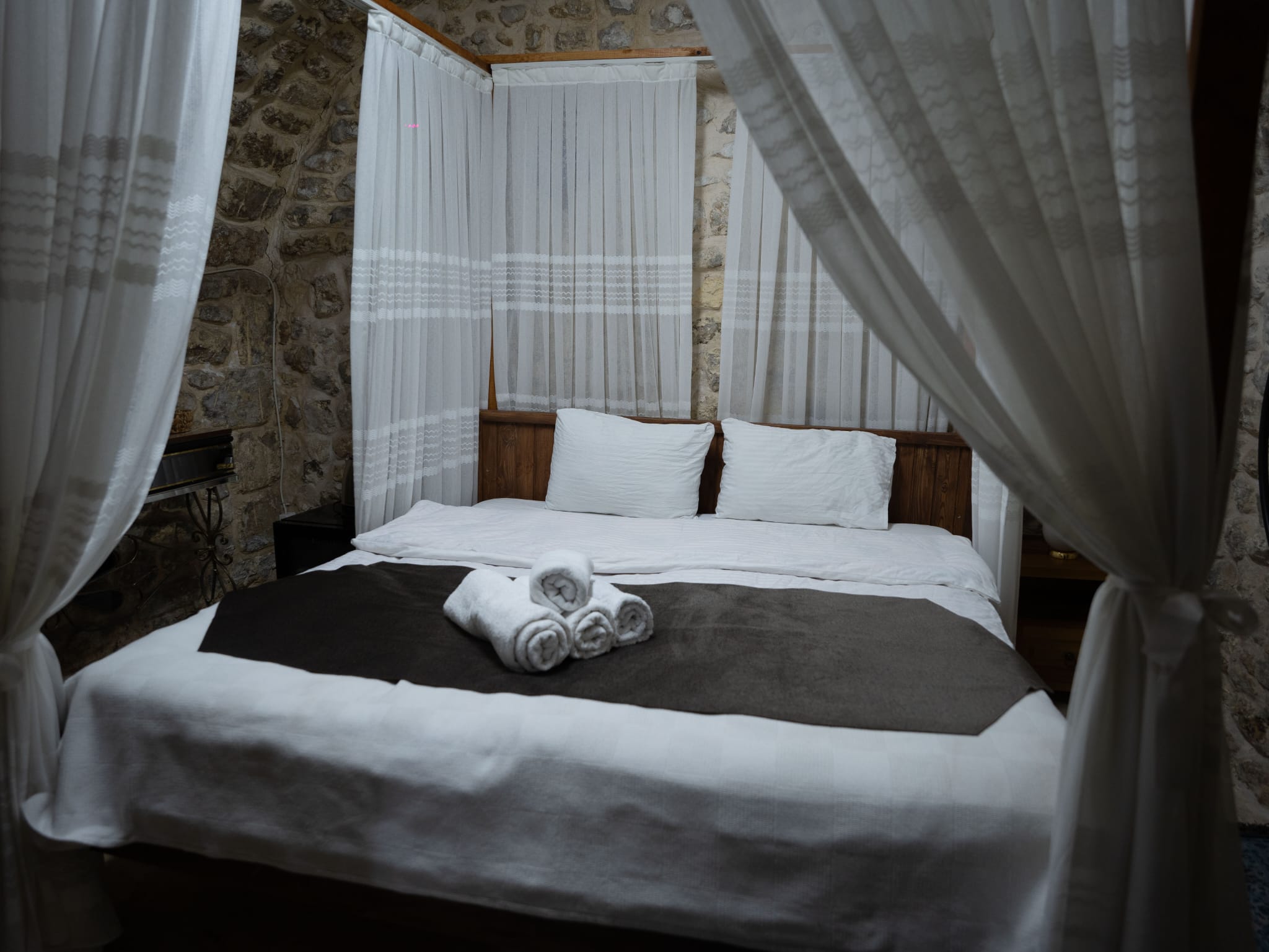Otel odasında sade yatak düzeni